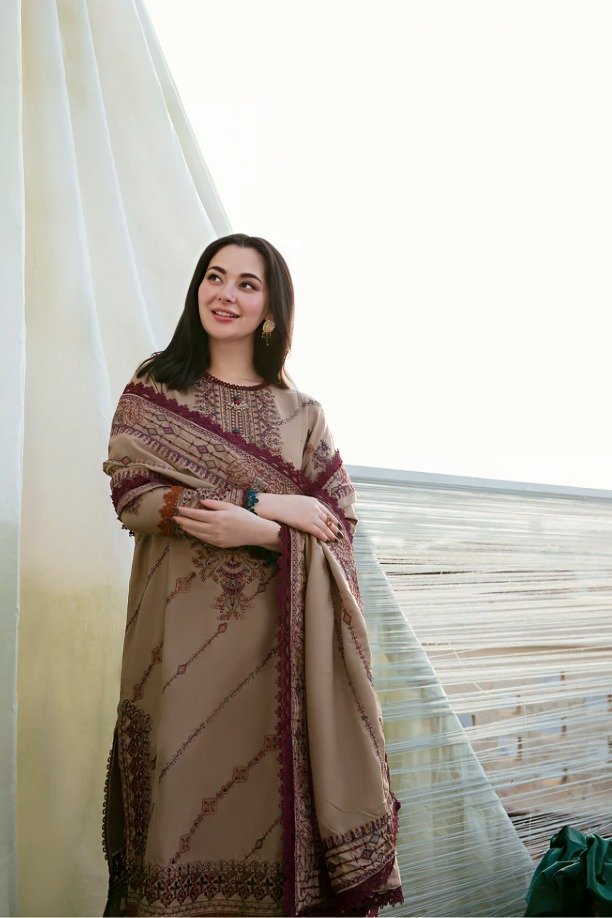 httpsdivinjaipur.comproductsdastaan-e-neelum-a-royal-chronicle-woven-in-midnight-and-gold-suit (2)