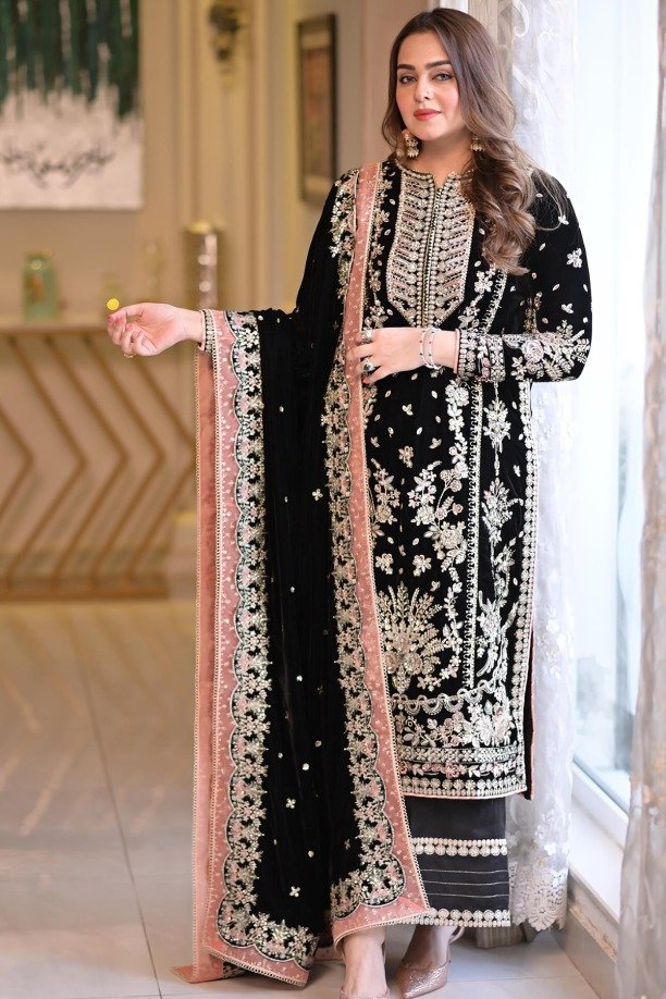 httpsdivinjaipur.comproductsdastaan-e-neelum-a-royal-chronicle-woven-in-midnight-and-gold-suit (33)
