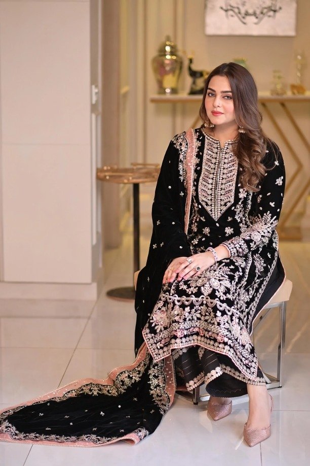 httpsdivinjaipur.comproductsdastaan-e-neelum-a-royal-chronicle-woven-in-midnight-and-gold-suit (35)