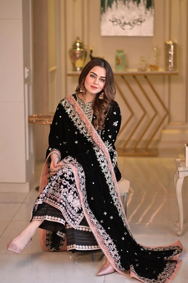 httpsdivinjaipur.comproductsdastaan-e-neelum-a-royal-chronicle-woven-in-midnight-and-gold-suit (36)