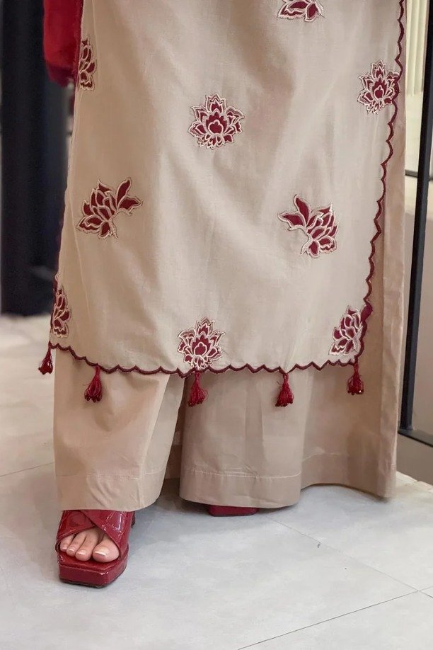 httpsdivinjaipur.comproductsdastaan-e-neelum-a-royal-chronicle-woven-in-midnight-and-gold-suit (36)