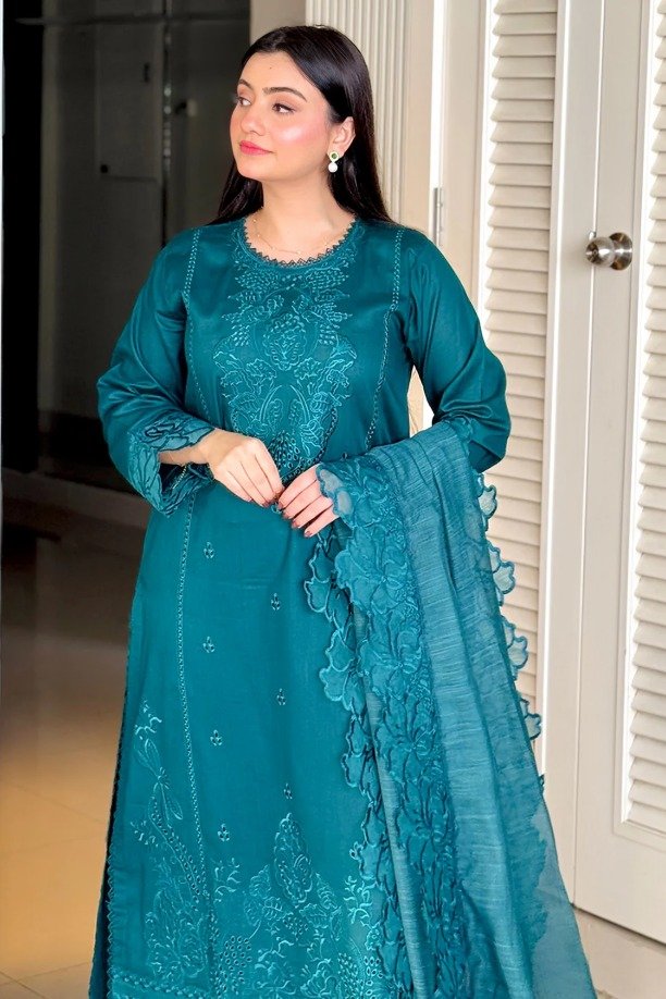 httpsdivinjaipur.comproductsdastaan-e-neelum-a-royal-chronicle-woven-in-midnight-and-gold-suit (37) (1)