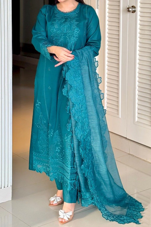 httpsdivinjaipur.comproductsdastaan-e-neelum-a-royal-chronicle-woven-in-midnight-and-gold-suit (38) (1)