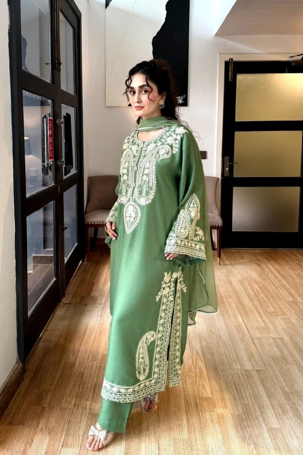 httpsdivinjaipur.comproductsdastaan-e-neelum-a-royal-chronicle-woven-in-midnight-and-gold-suit (39) (7)