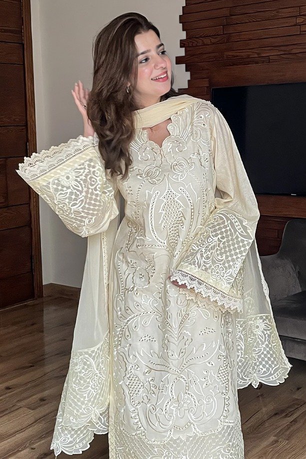 httpsdivinjaipur.comproductsdastaan-e-neelum-a-royal-chronicle-woven-in-midnight-and-gold-suit (6) (6)