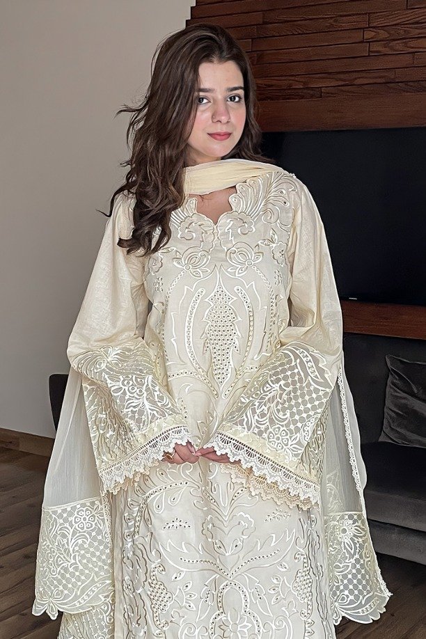 httpsdivinjaipur.comproductsdastaan-e-neelum-a-royal-chronicle-woven-in-midnight-and-gold-suit (8) (3)