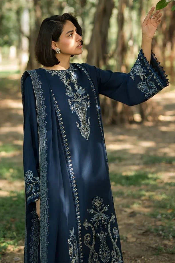 httpsdivinjaipur.comproductsdastaan-e-neelum-a-royal-chronicle-woven-in-midnight-and-gold-suit (43) (21)
