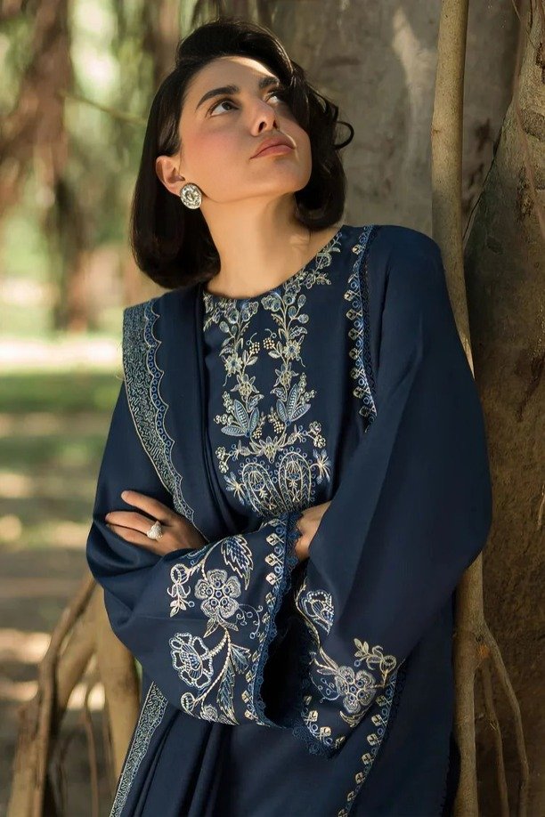 httpsdivinjaipur.comproductsdastaan-e-neelum-a-royal-chronicle-woven-in-midnight-and-gold-suit (44) (21)